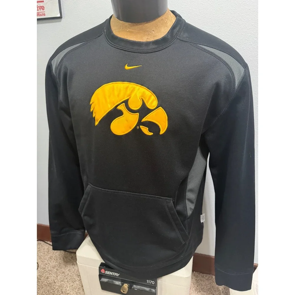 Nike Iowa Hawkeyes Therma-FIT Crewneck Sweatshirt Mens Medium Black Fleece